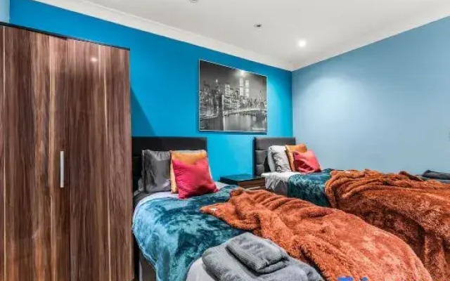 Spacious 2 Bedroom Riverside Home | Welsh Back