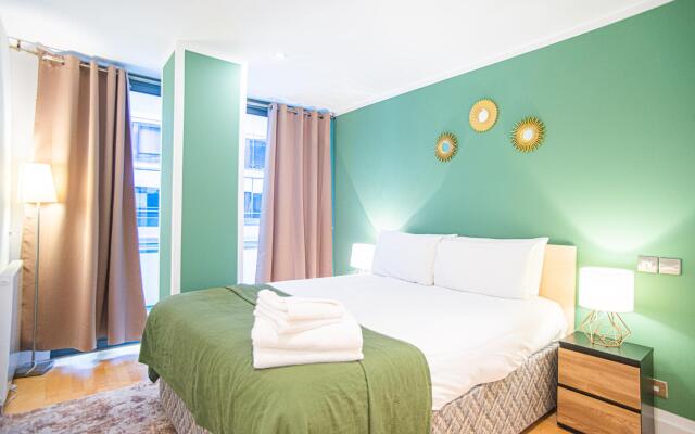 Spacious One Bed Apartment w Balcony in Farringdon