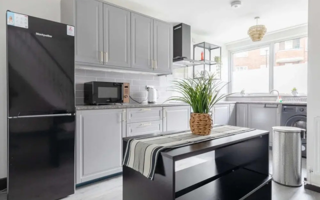 Newly Renovated 3BD Home, Islington!