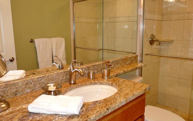 Alluring Beachfront Condo With Pool and View of Lagoon