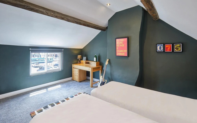 Host Stay 2 College Square