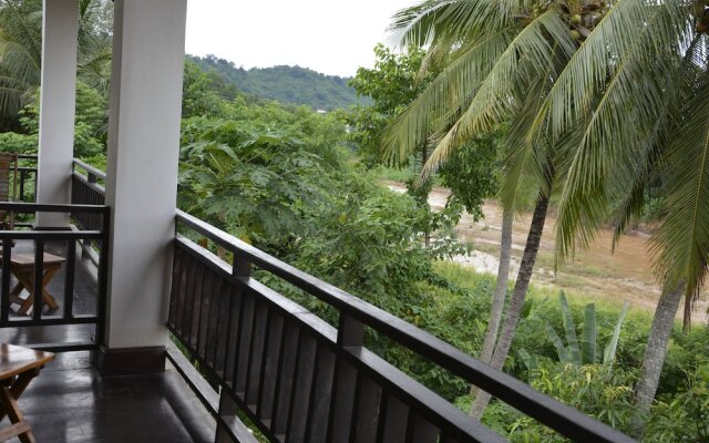 Mao Phasok Riverside Guesthouse