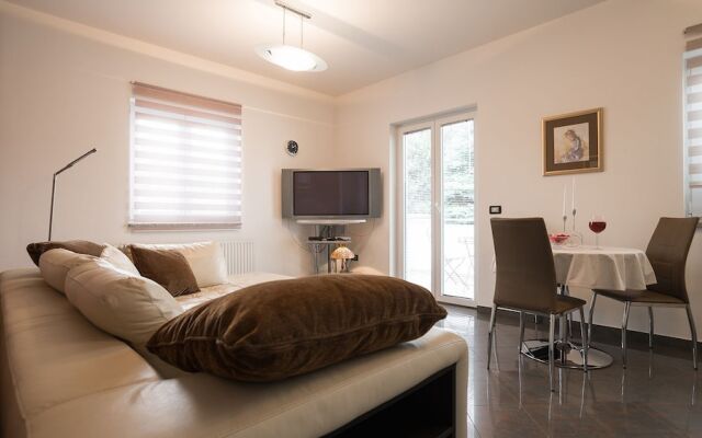 Villa Aylin, 5-bed, Next to the sea