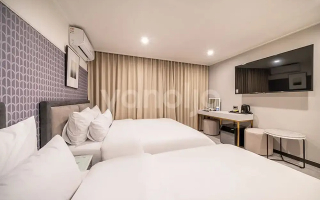 Brown-Dot Hotel
