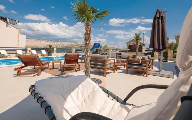 Nice Home in Pag with Hot Tub, WiFi & Sauna