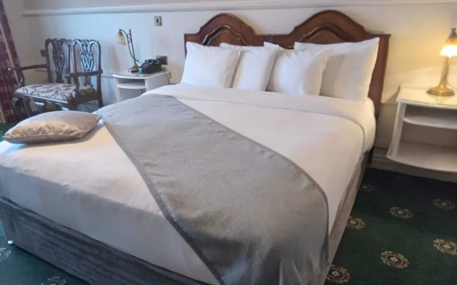 Lakeside Manor Hotel