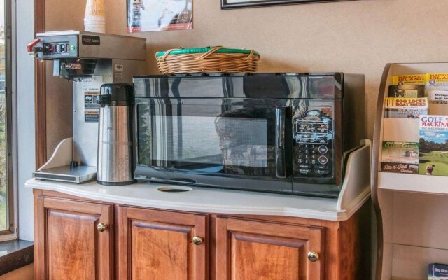 Econo Lodge Mackinaw City