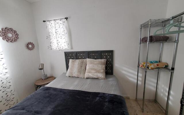 Aguadilla Surfers Lair apt with electricity water AC Wifi 8 minute walk to Crashboat beach — фото 3