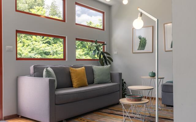 1BR Top Floor in an Art Deco Building!