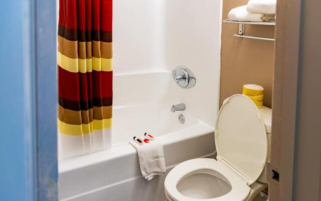 Red Roof Inn Savannah - Richmond Hill/ I-95