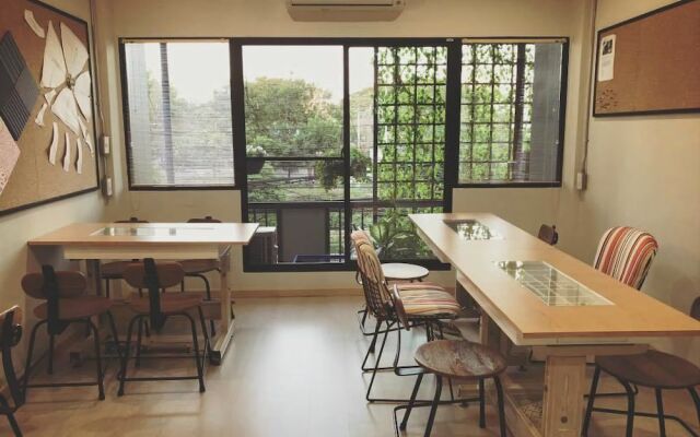 Post Factory Bed & Breakfast Sathorn Hostel - Adults Only