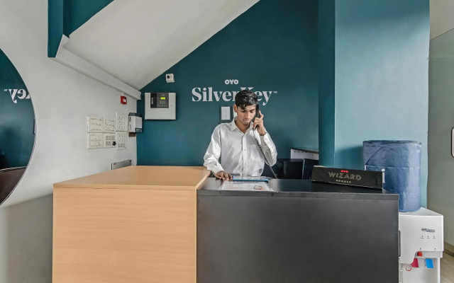 OYO SilverKey 76611 Nirsukh Palace