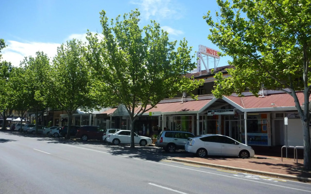 Adelaide Travellers Inn - Hostel