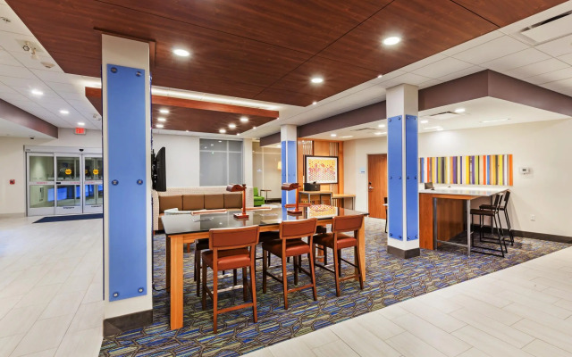 Holiday Inn Express & Suites Lenexa - Overland Park Area by IHG