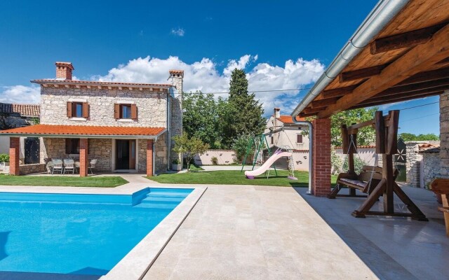 Beautiful Home in Divsici With Wifi and 2 Bedrooms