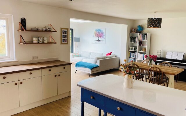 Beautiful 4-bed House With Countryside Views