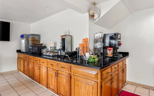 Quality Inn & Suites Howe - Sturgis