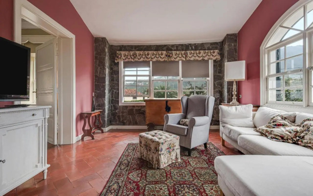 Rural House Los Orovales with Terrace and Parking