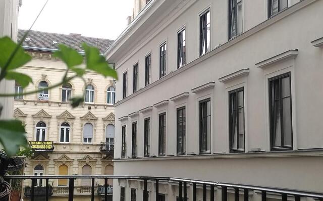 3 bedrooms suite, 2 bathrooms, balcony at Opera