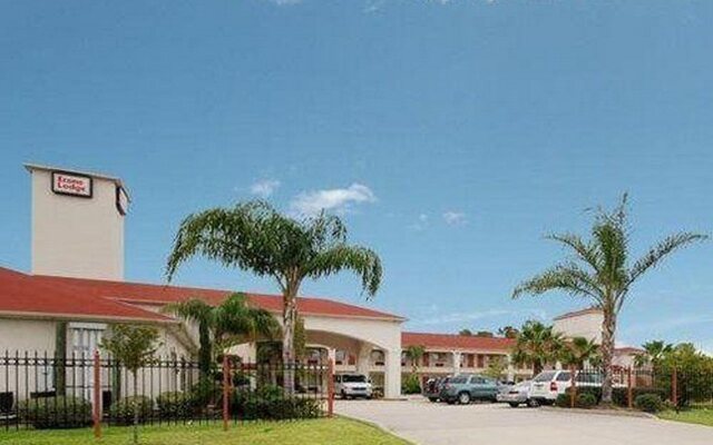 Red Roof Inn & Suites Houston - Humble/IAH Airport
