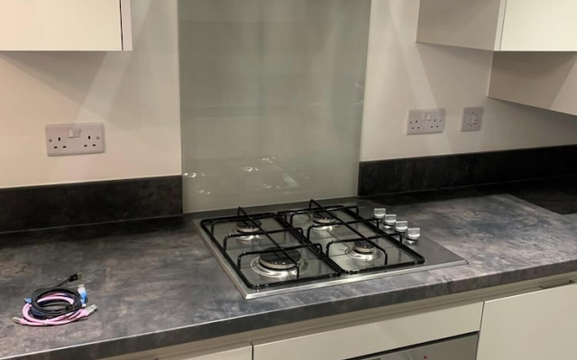 House- Sleeps 6 & Free Parking