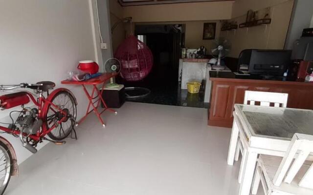 Tuk Tuk Trat Hostel