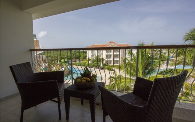 Pool view apartment ideal families 03