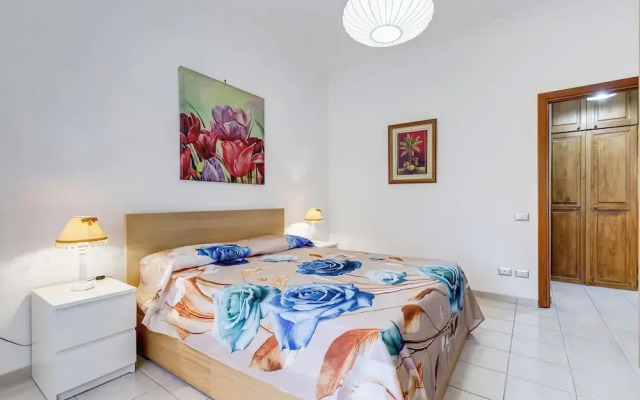 Cozy 2-Bedroom Flat with Balcony