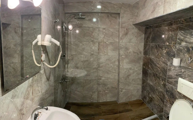Gold Ci̇ty Hotel