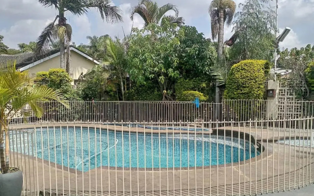 Guesthouse With Green Garden and Pool - 2102