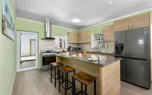 Renovated 4br2ba w Private Pool in Prime Location