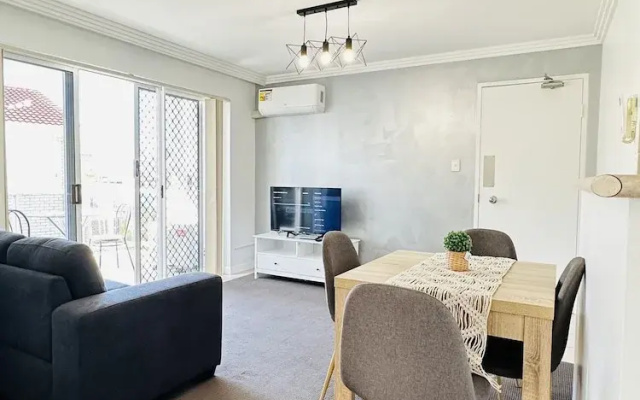 Modern Apartment in Chevron Island