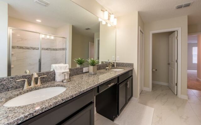 Champions Gate Luxury ! 6 Bedroom Home by RedAwning