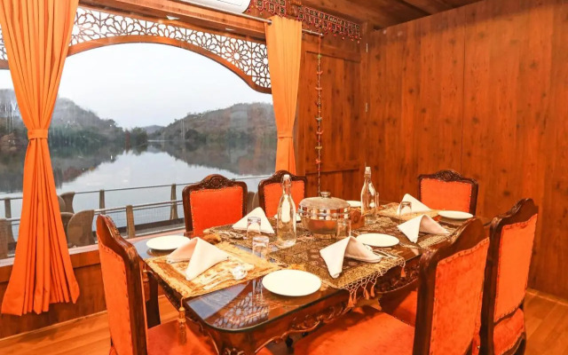 OYO EKTA Houseboat