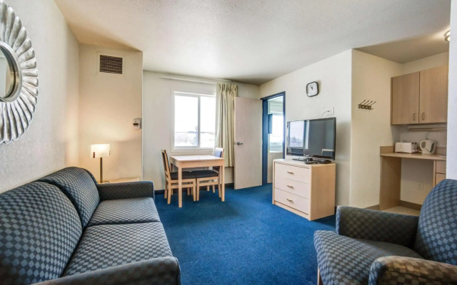 Motel 6 Red Deer, AB