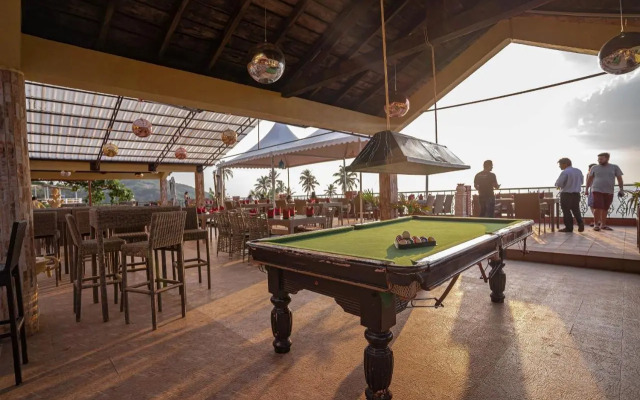 Alcove Beach Resort