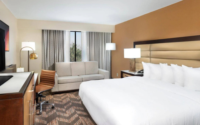 DoubleTree by Hilton Hotel Lawrence