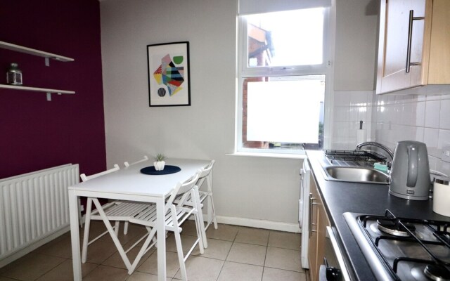 Sleeps 4 only 5 min by taxi
