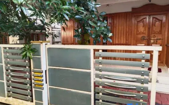 Full AC 4bhk townhouse, 10 mins from airport