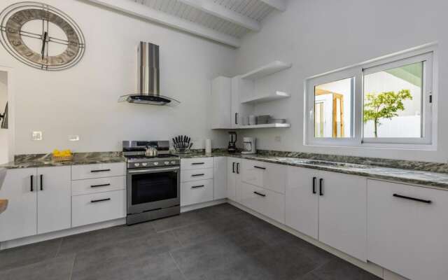 Luxurious Oasis Mins to Beach King Beds Pool