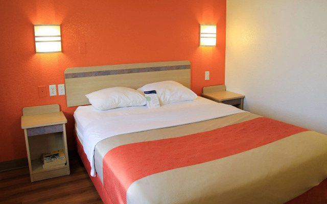 Motel 6 Enfield, CT - Hartford