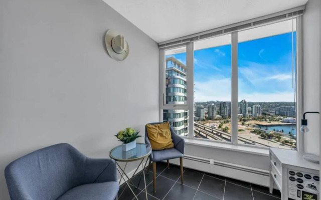 Spacious DT 2-BDR High-rise with view, pool, gym