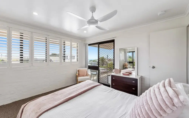 Quaint 2-bed Beach Abode With Ocean Views