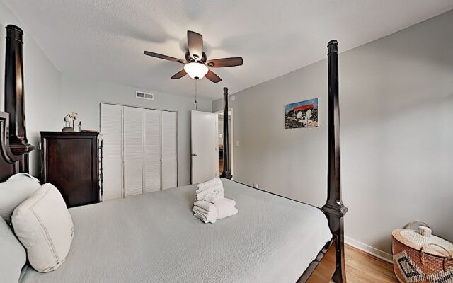 570queen 2 Bedroom Condo