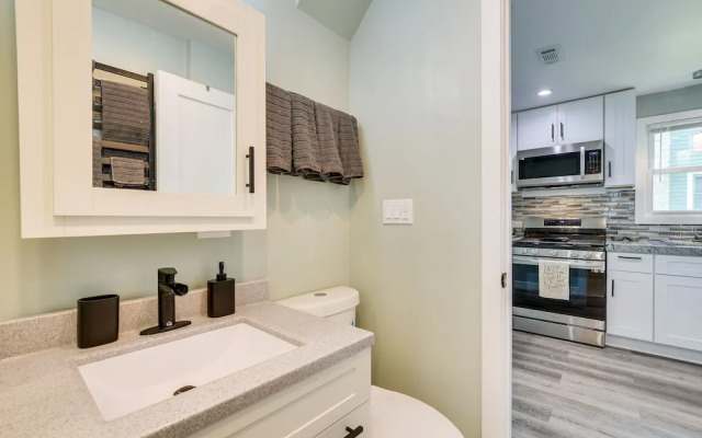 Des Plaines Vacation Rental w/ Spacious Backyard!