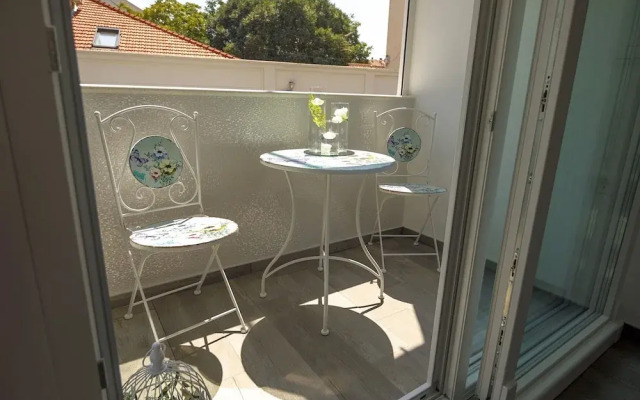 Rose Gold Rooms & Studio With Balcony