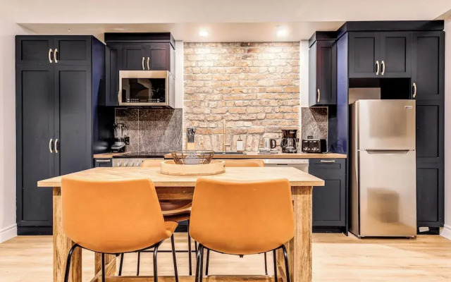 Historic Two Bedroom Facing Parliament