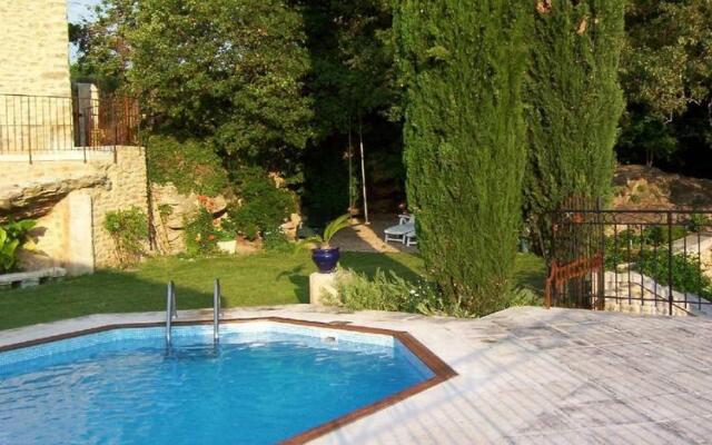 Magnificent Holiday Home with Swimming Pool in Oppede