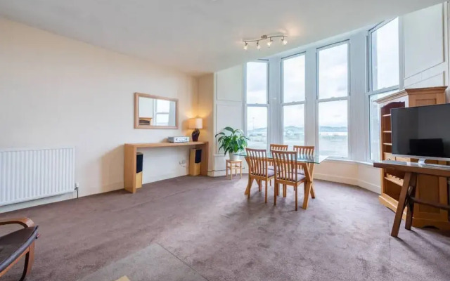 Roseangle - Spacious Family Apartment With South Facing Garden