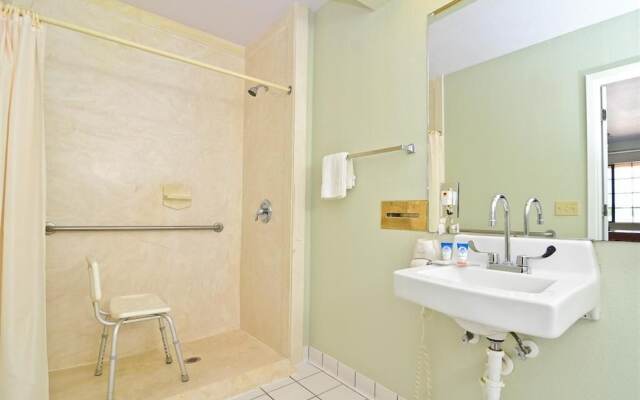 Pine Point Inn & Suites